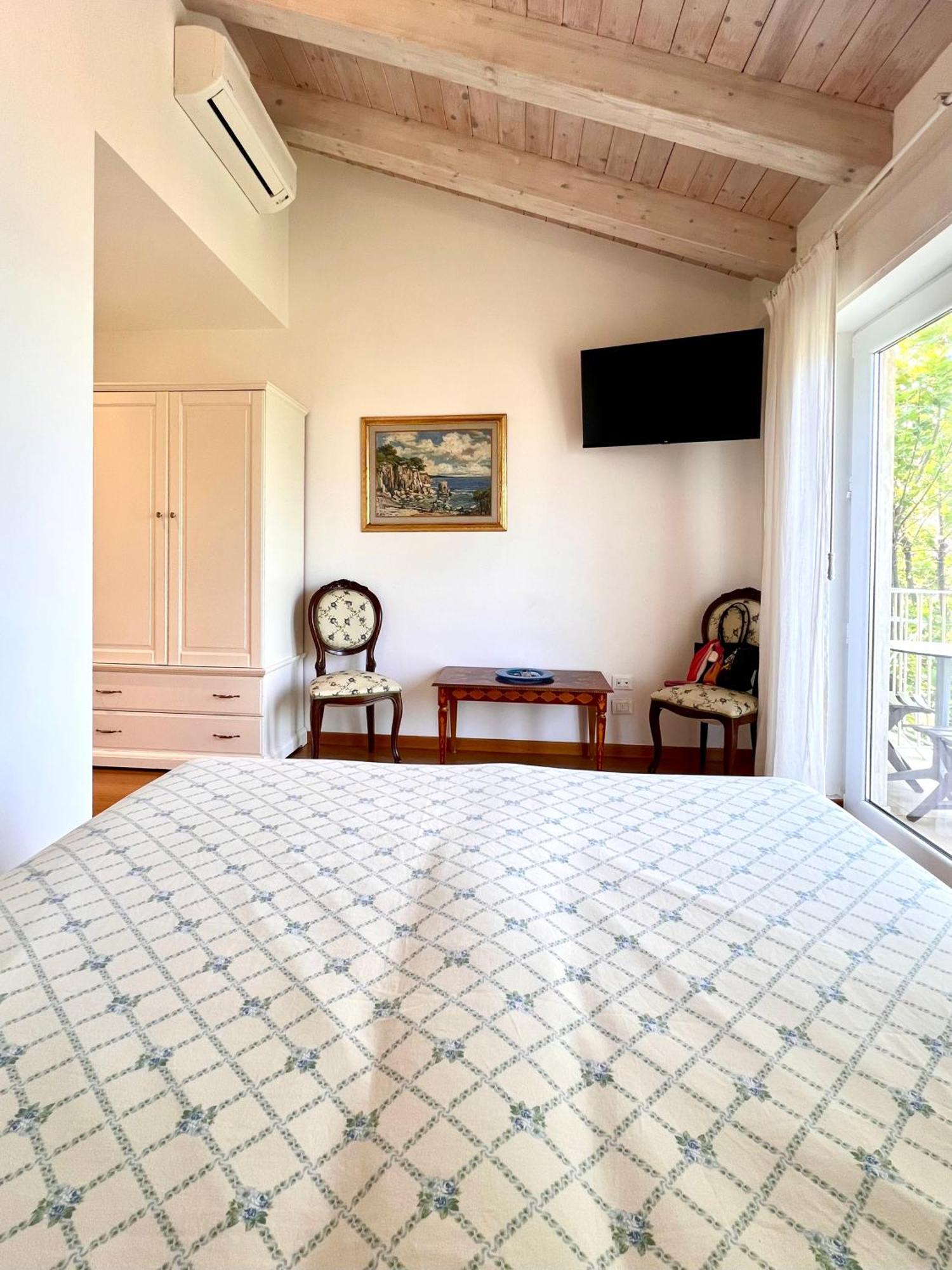 Viale Italia 22 * Follonica
